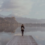 femme seule au bord d'un lac