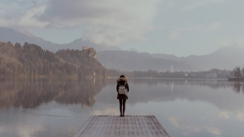femme seule au bord d'un lac